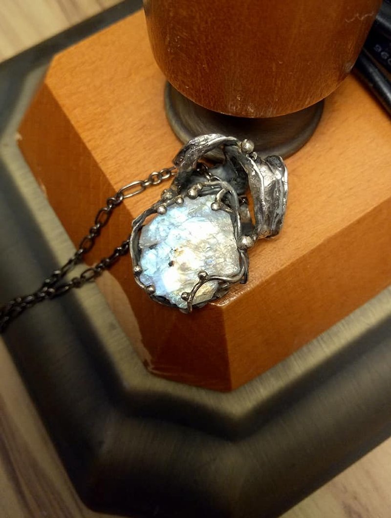Natural stone Moonstone sterling silver handmade pendant - สร้อยคอ - เครื่องเพชรพลอย ขาว