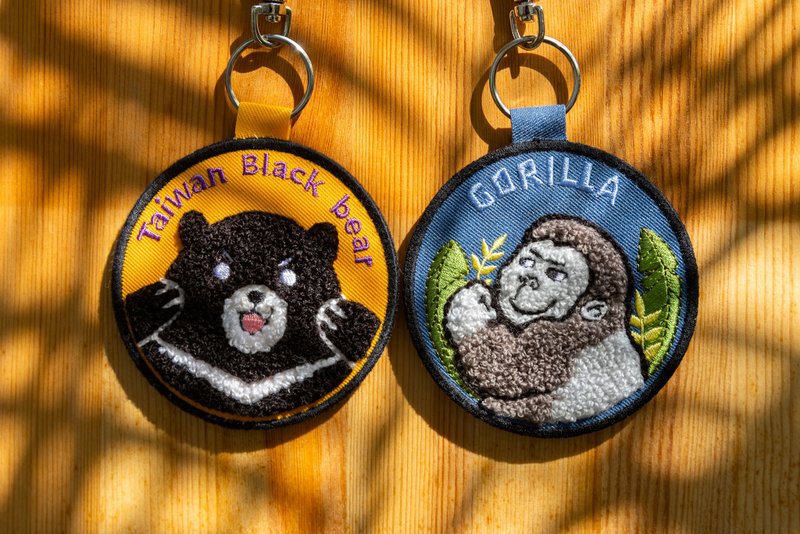 Three-dimensional embroidery double-sided keychain-Taiwan Black Bear/King Kong Towel Embroidery/Embroidery Keychain/Made in Taiwan - ที่ห้อยกุญแจ - ผ้าฝ้าย/ผ้าลินิน หลากหลายสี