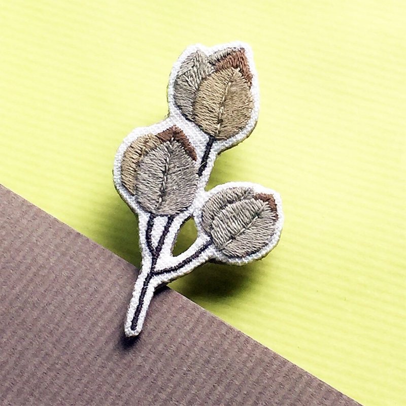 迷你手工刺繡胸針/別針 台灣欒樹花 - 胸針 - 繡線 咖啡色