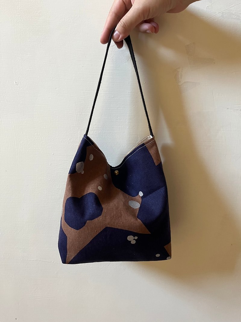 Shoulder bag丨Earth color block - กระเป๋าถือ - ผ้าฝ้าย/ผ้าลินิน 