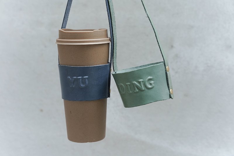 皮革杯套 凸體專屬名字 (ex: YU / DING) - 飲料提袋/杯袋/杯套 - 真皮 多色