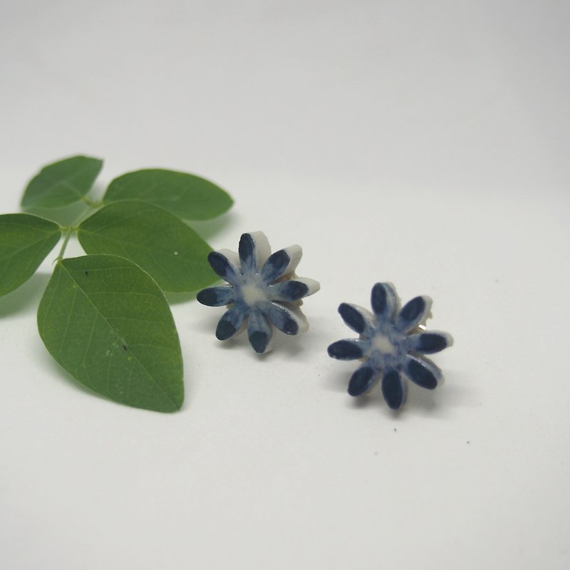 Indigo flower earrings - 耳環/耳夾 - 陶 藍色