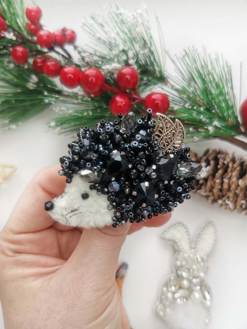 Hedgehog brooch, embroidered hedgehog brooch, animal brooch - เข็มกลัด - คริสตัล สีดำ