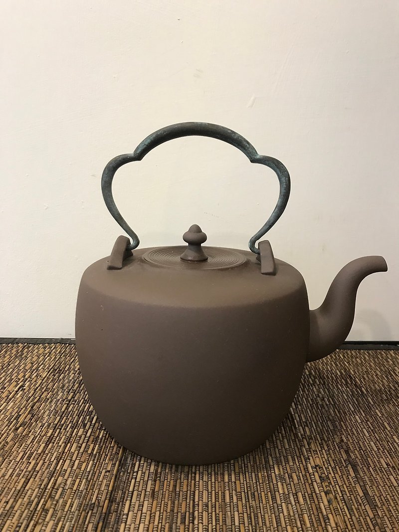 Taiwan refined Miyoshi carefully selected rock ore kettle, pot imitation bronze handle, coffee iron glaze - Teapots & Teacups - Pottery Brown