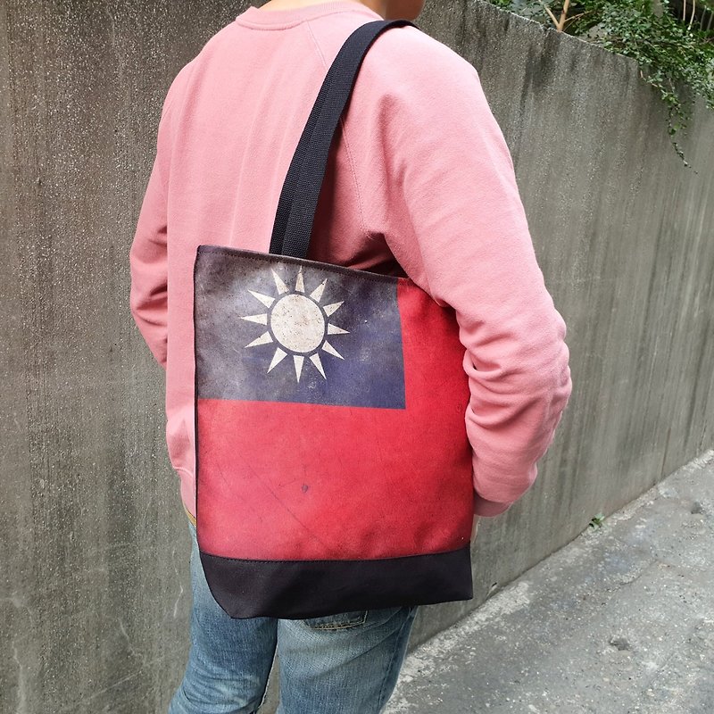 Vintage flag tote bag - bottom stitching design - กระเป๋าแมสเซนเจอร์ - ผ้าฝ้าย/ผ้าลินิน สีแดง