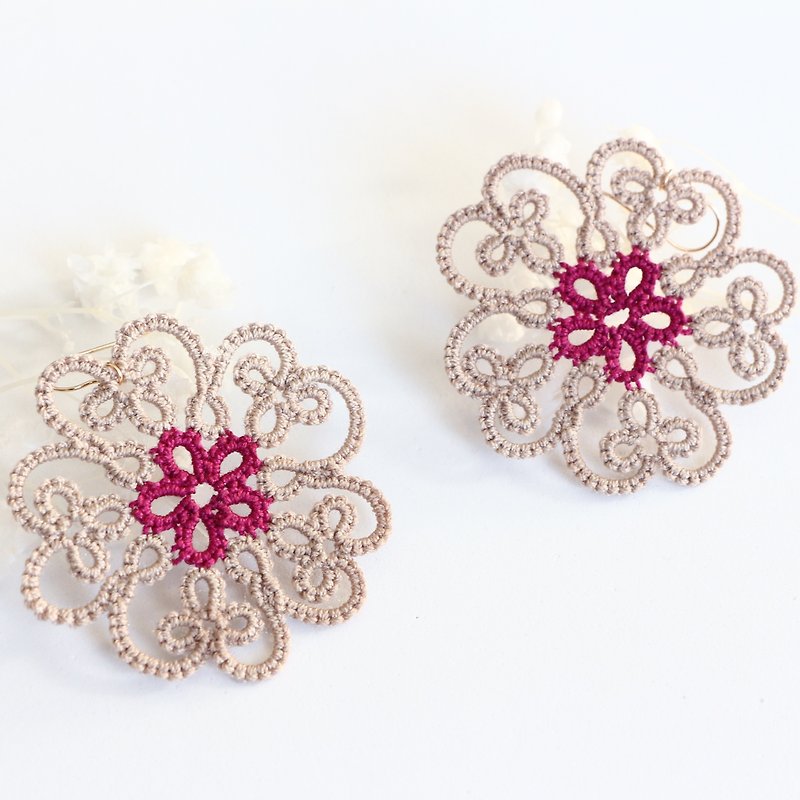 Tatting lace flower pierced earrings beige-14kgf - 耳環/耳夾 - 棉．麻 卡其色