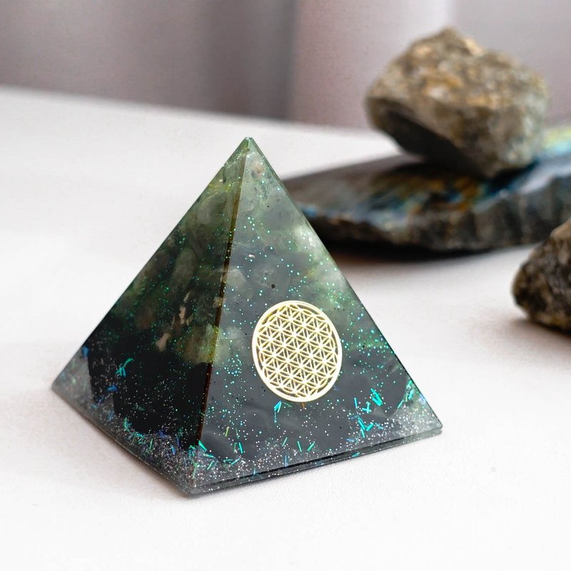 預訂【綠髮晶、黑曜石】奧根水晶能量金字塔Orgonite 6x6 cm - 擺飾/家飾品 - 水晶 綠色