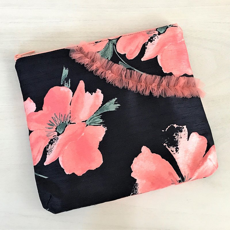 Bright Flower Shantung Floral Pattern Square Flat Pouch Navy × Coral Pink - กระเป๋าเครื่องสำอาง - เส้นใยสังเคราะห์ สึชมพู