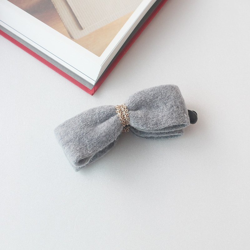 Gray Knitted banana clip with a fluffy feel - เครื่องประดับผม - วัสดุอื่นๆ สีเทา