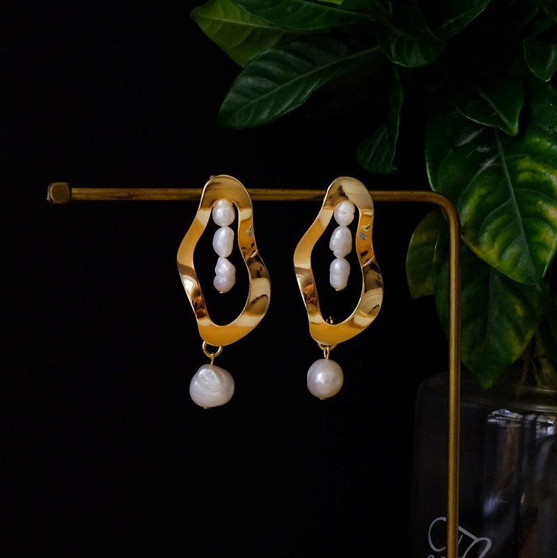 ALYSSA & JAMES Baroque twisted metal natural pearl earrings - Earrings & Clip-ons - Other Metals Gold