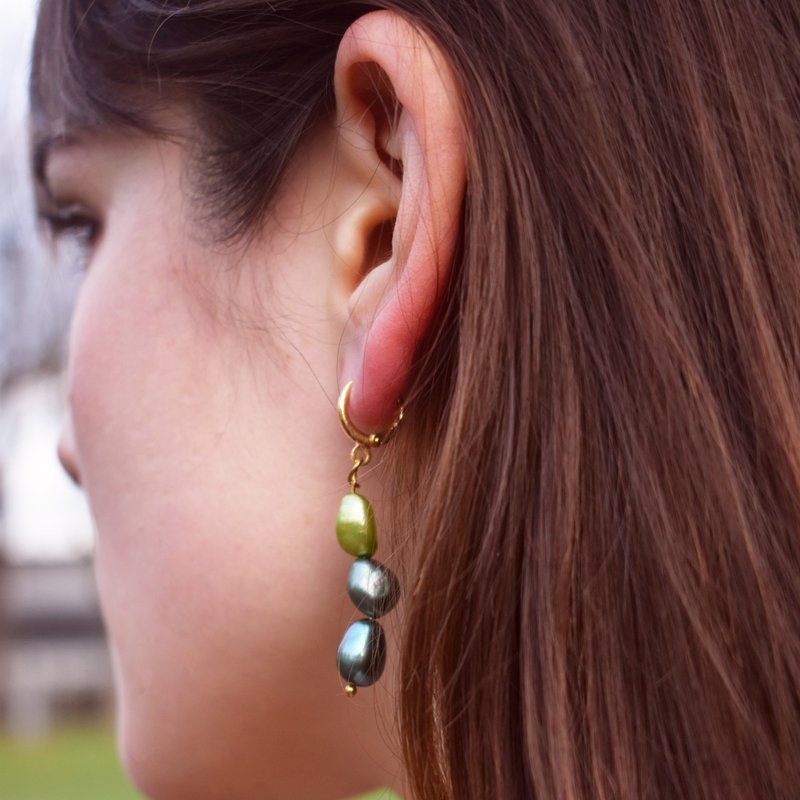 Green freshwater pearl huggie earrings | by Ifemi Jewels - ต่างหู - วัสดุอื่นๆ สีทอง