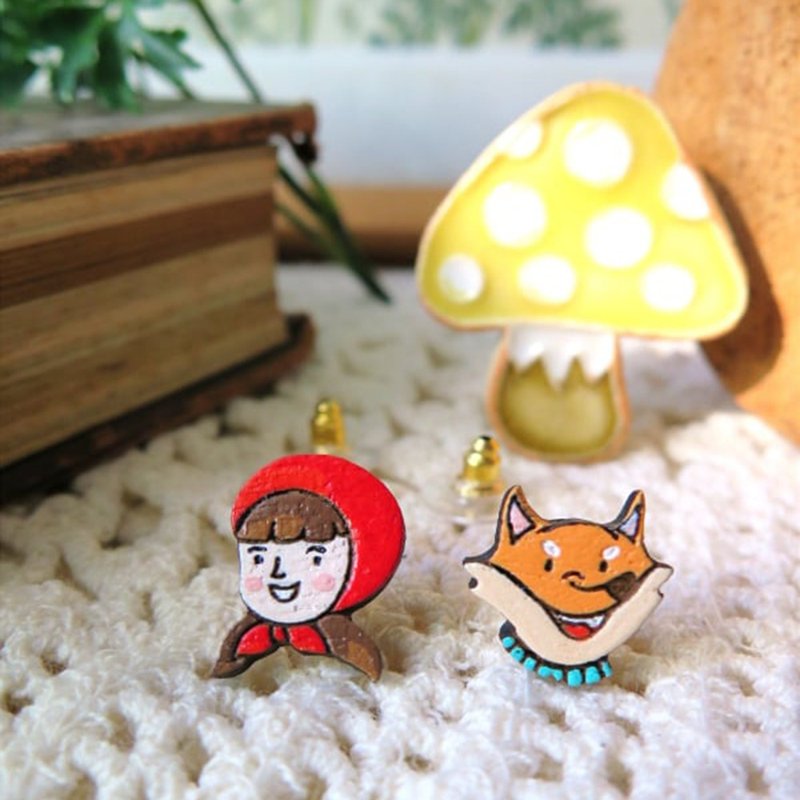 Wooden earring little red riding hood - 耳環/耳夾/耳骨夾 - 木頭 紅色