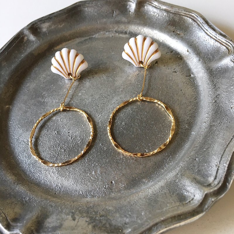 White and Gold Shellfish Beads earrings Vol.2 - ต่างหู - อะคริลิค ขาว