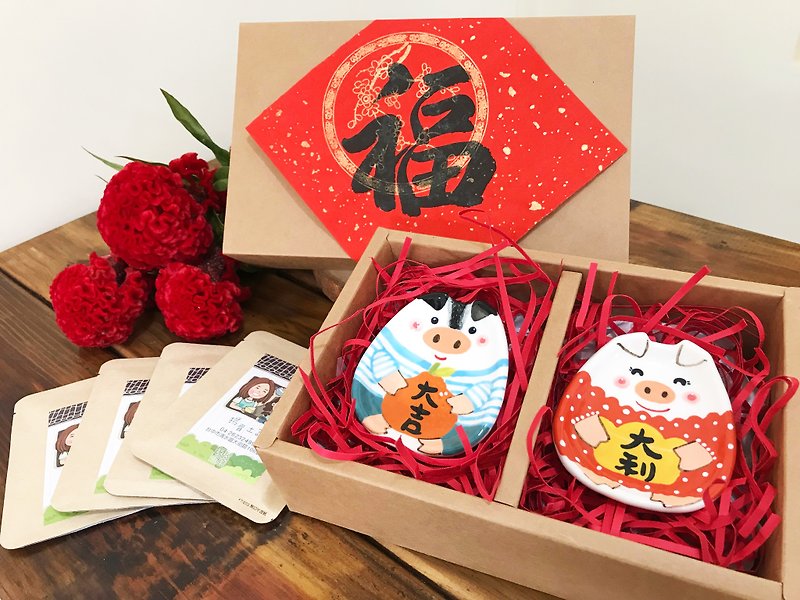 2019 New Year gift box Geely pig pig chopsticks small dish set of two pieces with four flower tea bags - จานเล็ก - เครื่องลายคราม หลากหลายสี