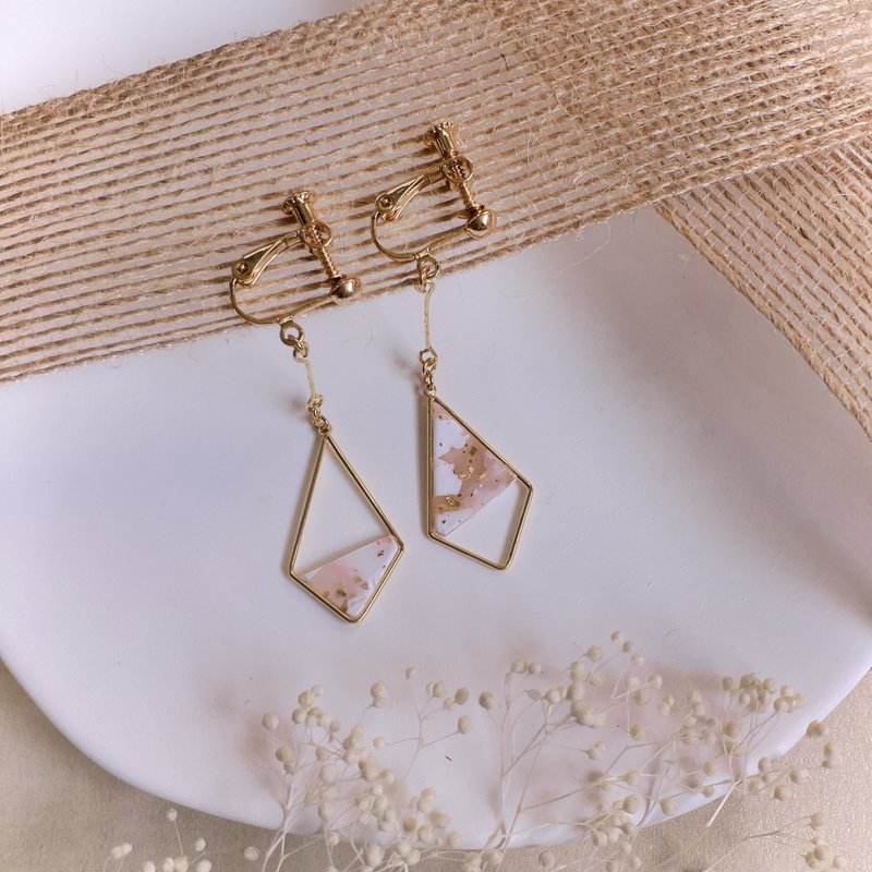 [Marble Day] One half dangle earrings gold leaf kite shape asymmetry - ต่างหู - ดินเหนียว ขาว