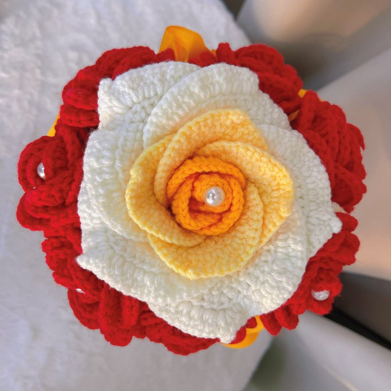 Handheld Bridal Crochet Flower Bouquet - 7 Red Roses with Pearl Accents - ช่อดอกไม้แห้ง - ผ้าฝ้าย/ผ้าลินิน สีส้ม