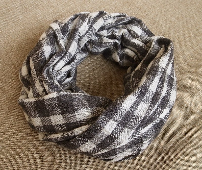 【樂拍子】喀什米爾羊毛圍巾/披肩Hand made in Nepal（格紋_灰_下擺-白） - 絲巾 - 羊毛 灰色