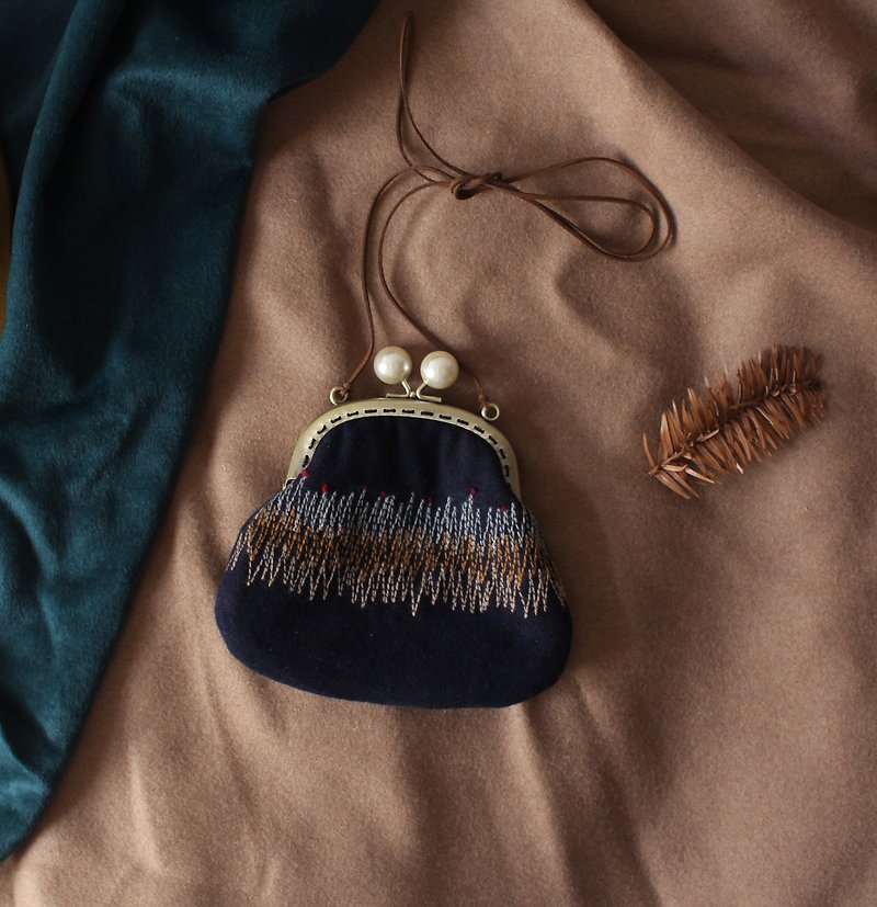 Miscanthus wool mouth gold bag - กระเป๋าแมสเซนเจอร์ - ขนแกะ สีน้ำเงิน