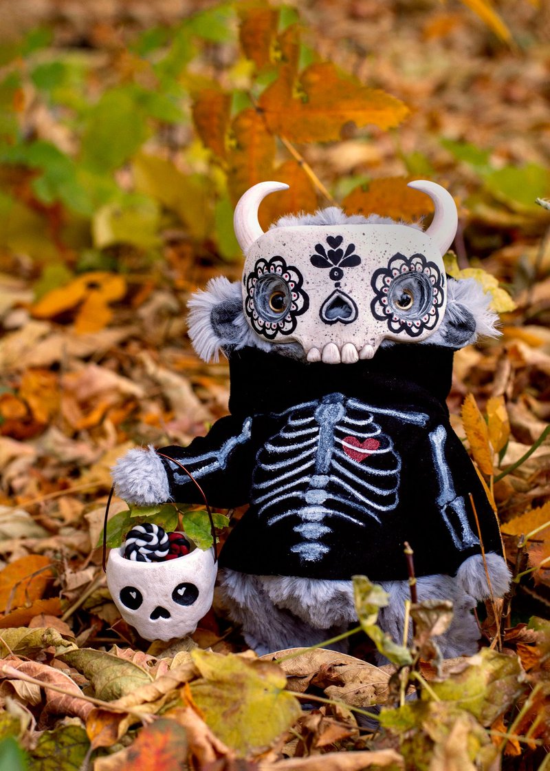 Halloween Spirit in a skeleton costume - ตุ๊กตา - วัสดุอื่นๆ หลากหลายสี