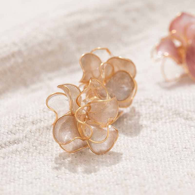 【Ephemeral-Cream Gold】Helping Earrings | Crystal Flower Jewelry - ต่างหู - เรซิน สีทอง