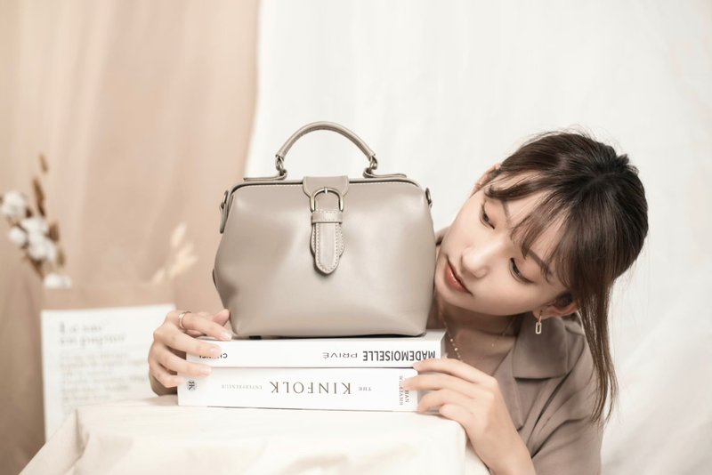 Minimalist Life Doctor Bag Ivory Warm Gray - กระเป๋าเอกสาร - หนังแท้ สีเทา