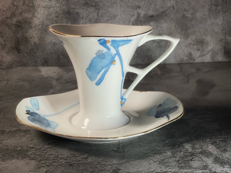 Hand-painted shellfish porcelain coffee cup set (one cup, one plate) with the fragrance of flowers and ink marks in the wind - แก้วมัค/แก้วกาแฟ - เครื่องลายคราม 