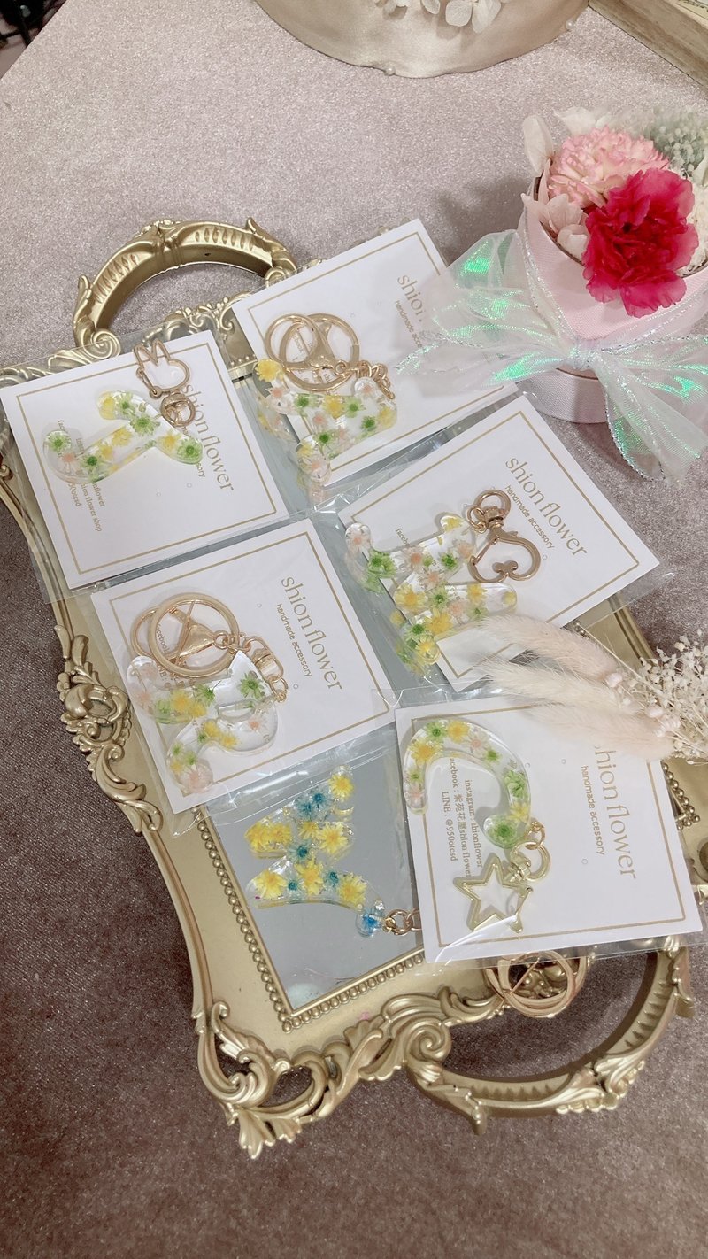 Everlasting Flower Letter Keychain--Cursive Letters - ที่ห้อยกุญแจ - พืช/ดอกไม้ สึชมพู