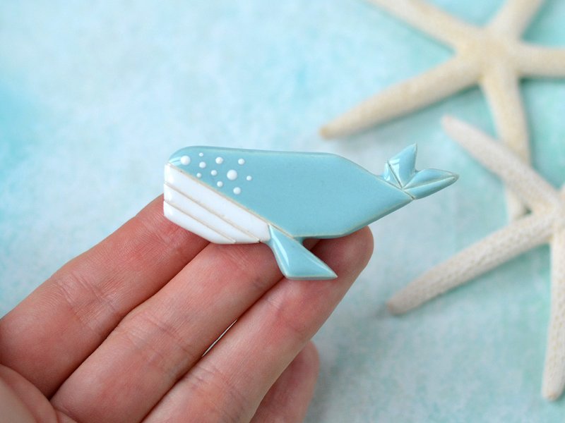 Whale pin origami style - Brooches - Pottery 