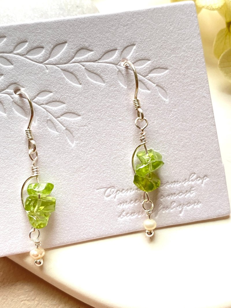 August birthstone green Stone shaped earrings fresh and refined style - Earrings & Clip-ons - Crystal Green