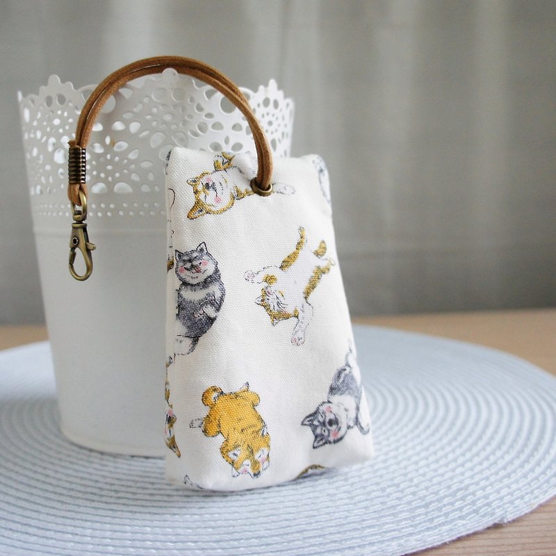 Lovely [Japanese cloth] Shiba Inu three-dimensional tea bag zipper key bag ID card available, beige - Keychains - Cotton & Hemp White