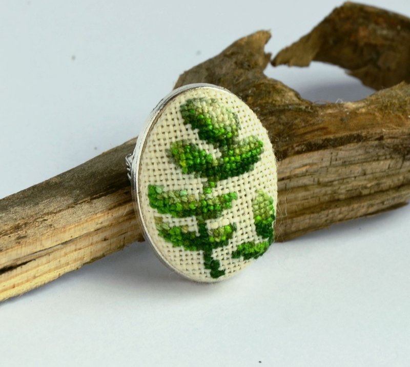 綠枝刺繡胸針十字繡植物飾品手工製作的大自然禮物送給女性 - 胸針 - 繡線 綠色