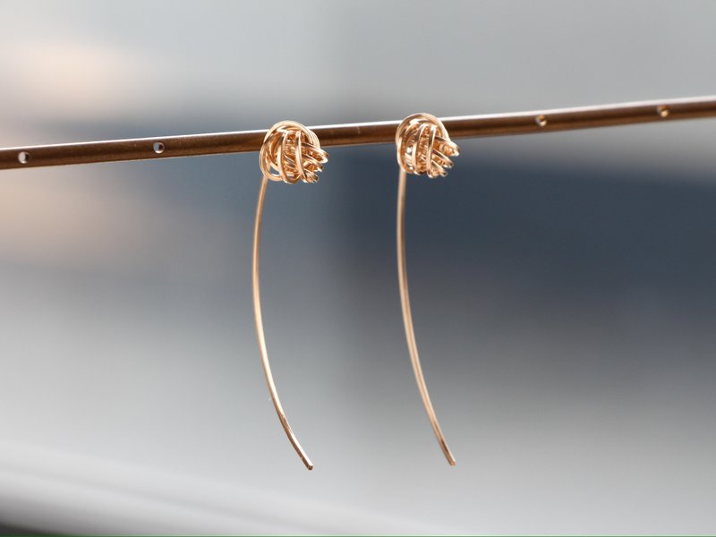 14kgf-three knot bow pierced earrings - 耳環/耳夾/耳骨夾 - 寶石 金色