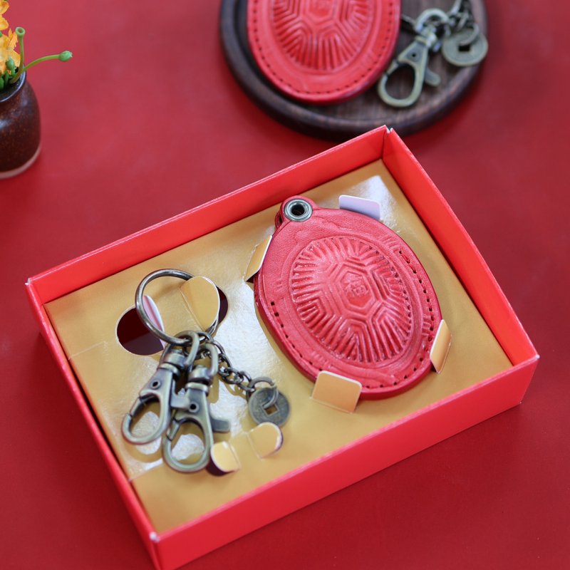 【客製化禮物】古早味紅龜粿平安符皮套 AirTag皮套 聖誕節禮物 - 吊飾/掛飾 - 真皮 紅色