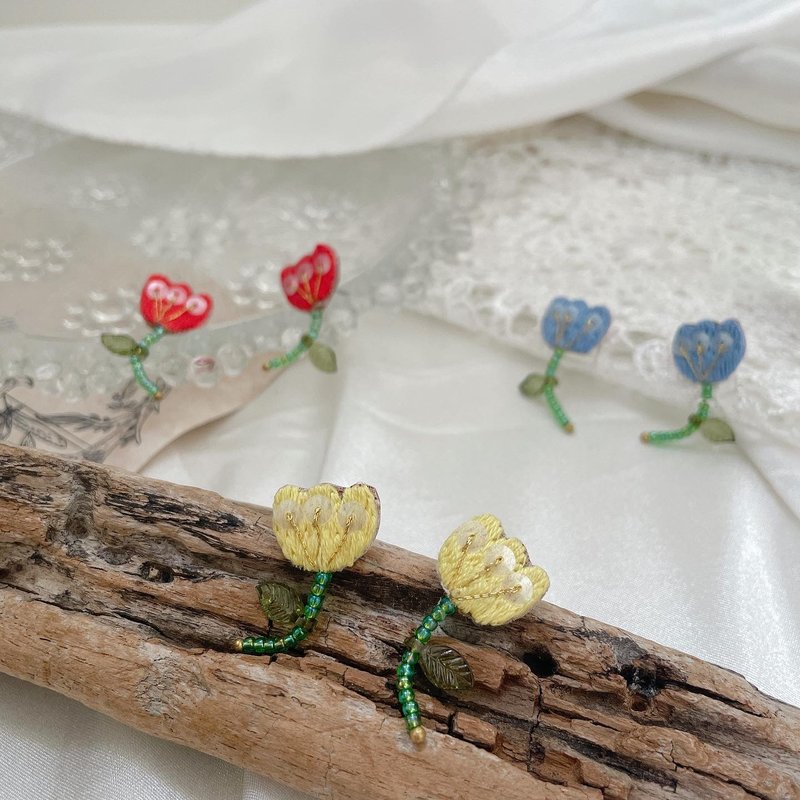 Handmade Embroidery//Shaking Tulip Earrings//Clip-On Changeable - ต่างหู - งานปัก สีแดง