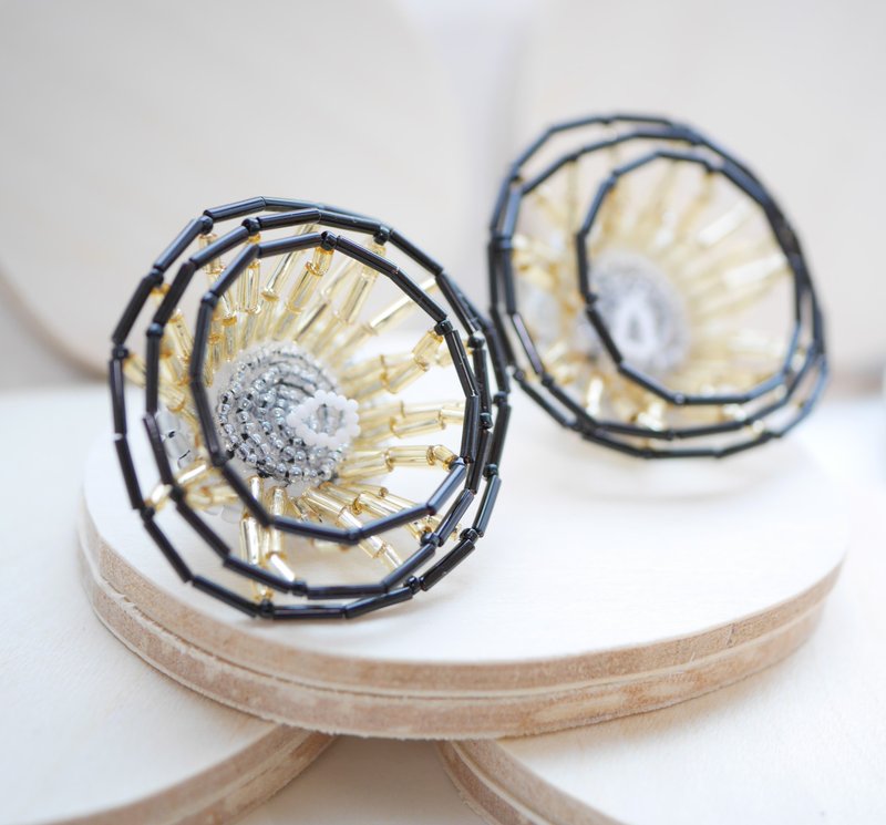 tsububu【受注制作】/ビーズ刺繍/微生物/ピアス/イヤリング/黒丸小 - 耳環/耳夾/耳骨夾 - 繡線 金色