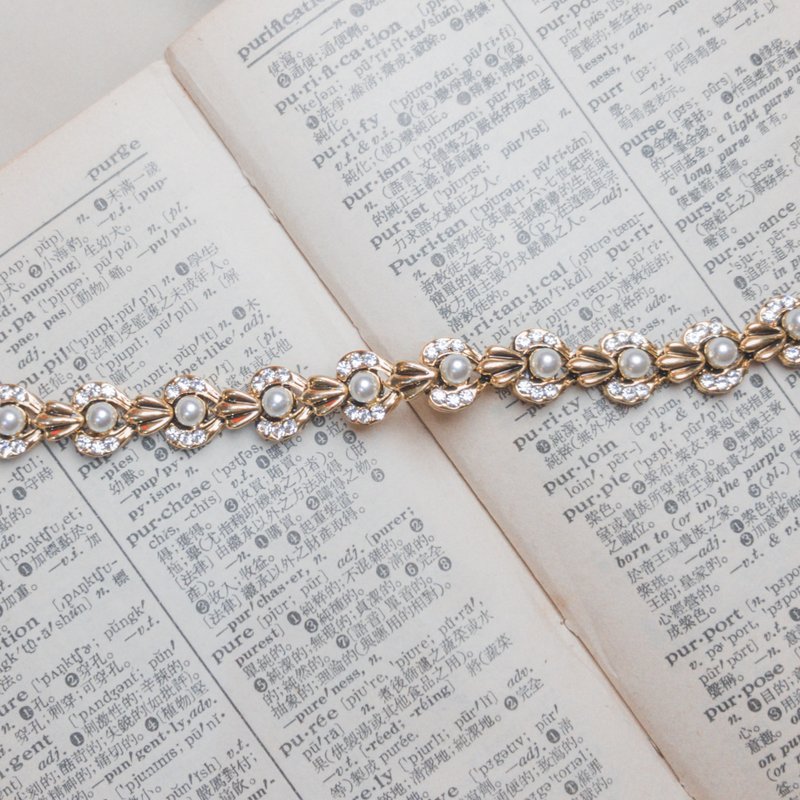 Pure Selection Peach Shape Pearl White Diamond Bracelet - สร้อยข้อมือ - โลหะ สีทอง