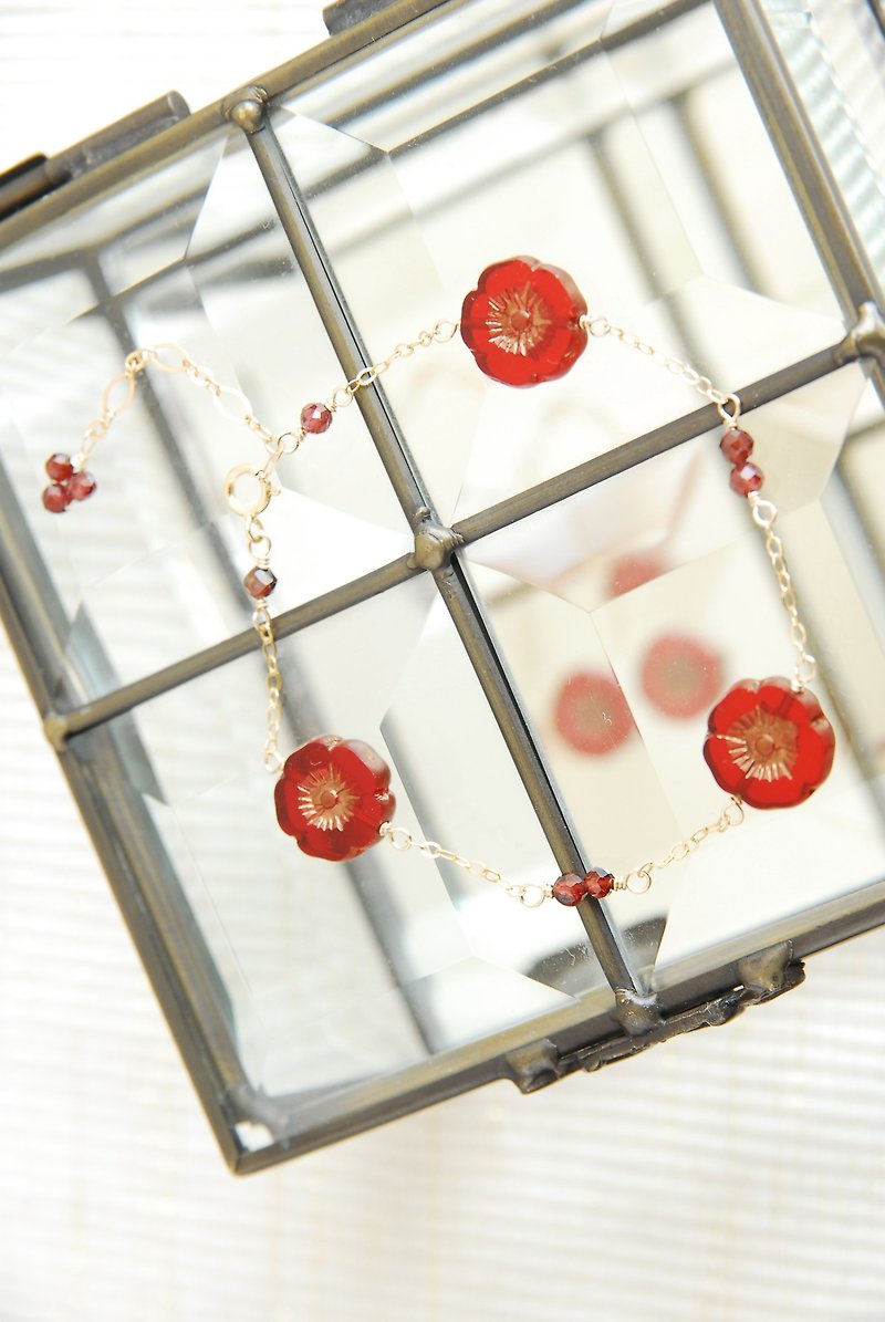 Czech flower beads and garnet bracelet 14kgf - สร้อยข้อมือ - เครื่องประดับพลอย สีแดง