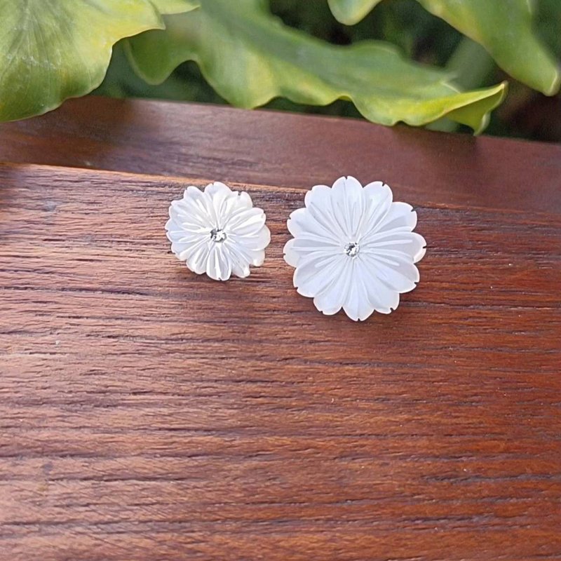 │Butterfly Shell Carving Series│Cosmos Butterfly Shell Carved Ear Needles - Earrings & Clip-ons - Shell White