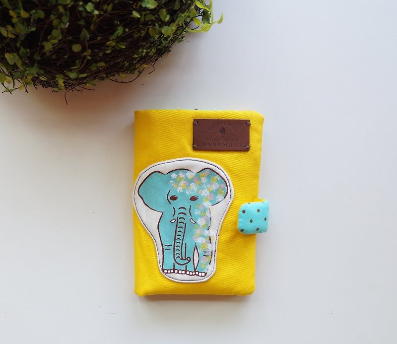 Hand-painted Africa elephant passport holder - ที่เก็บพาสปอร์ต - ผ้าฝ้าย/ผ้าลินิน สีเหลือง
