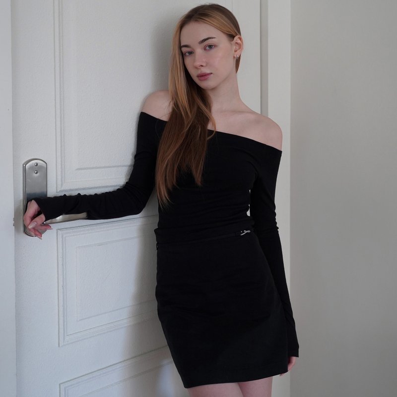 OFF-SHOULDER BLACK TEE - 女上衣/長袖上衣 - 棉．麻 黑色