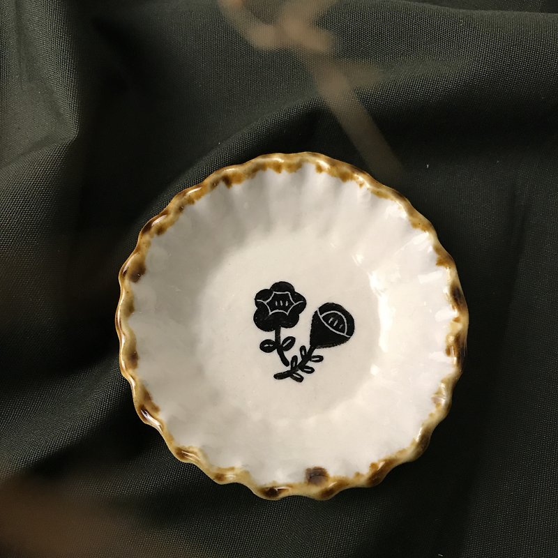 [Hand-painted by Xiaomaru Forest] Small flowers and grass hand-painted beans, utensils, tea bags and saucers - Small Plates & Saucers - Pottery Brown