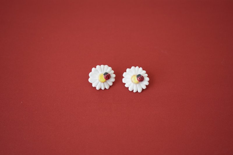 Feverfew Beetle Ceramic Earrings - ต่างหู - เครื่องลายคราม หลากหลายสี