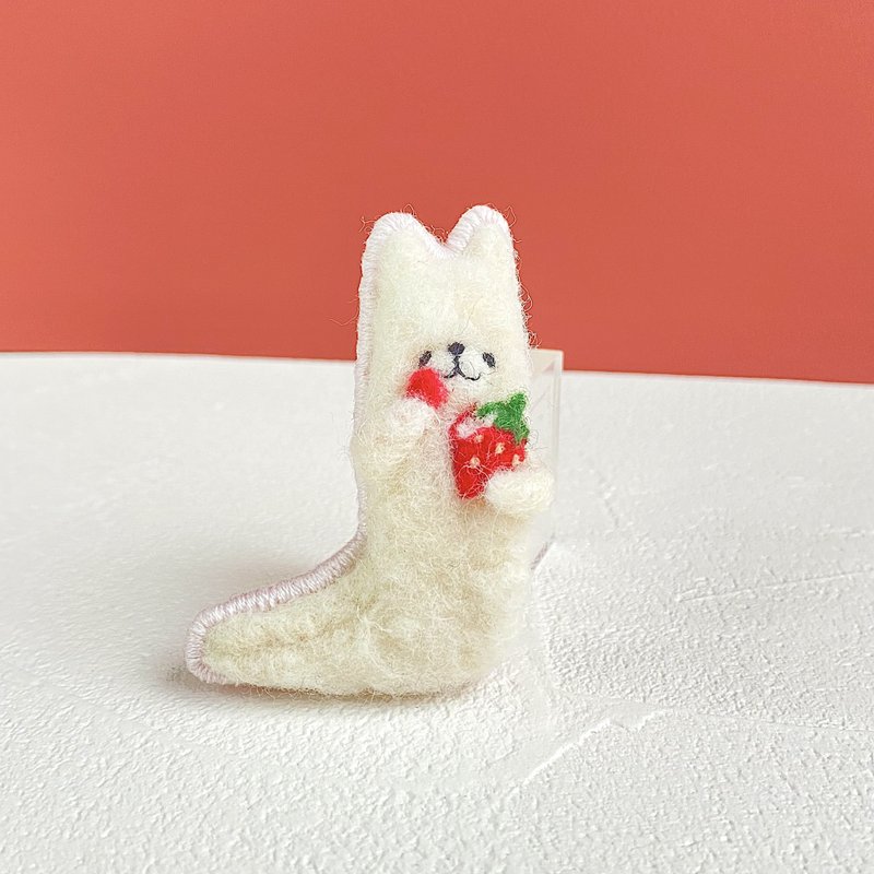 Mogumogu alpaca brooch white strawberry - Brooches - Wool White