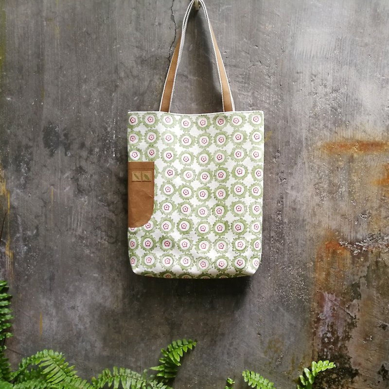 【Natural Seal Series】 green bitter gourd and red tote bag - กระเป๋าแมสเซนเจอร์ - กระดาษ 