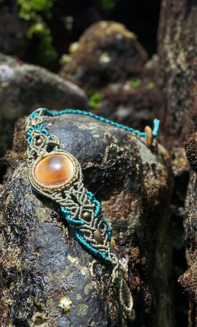 Moonlight shell macrame asymmetric bracelet - สร้อยข้อมือ - วัสดุอื่นๆ 