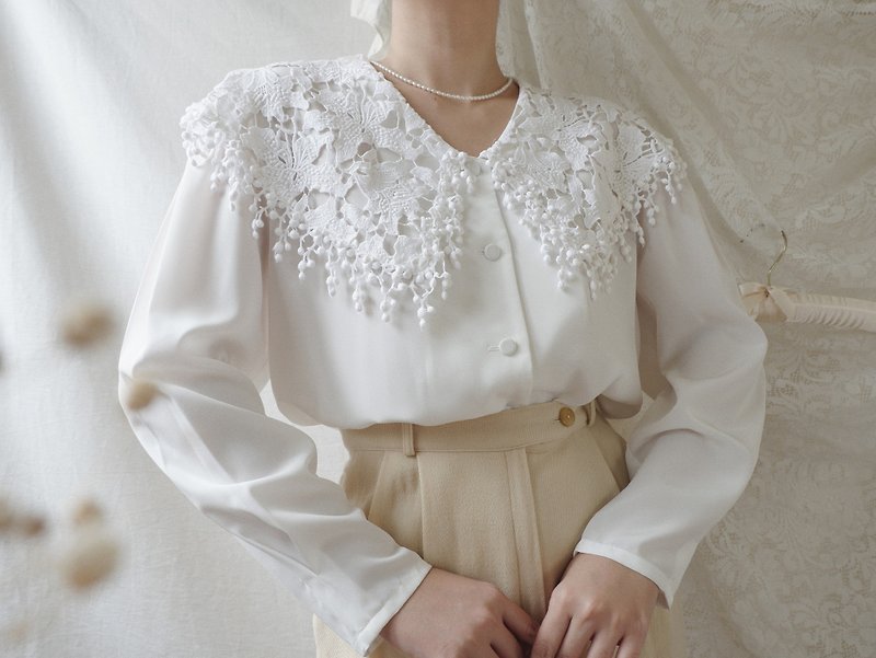 Vintage Off White Long Sleeve Blouse With Oversized Lace Collar - เสื้อผู้หญิง - เส้นใยสังเคราะห์ ขาว