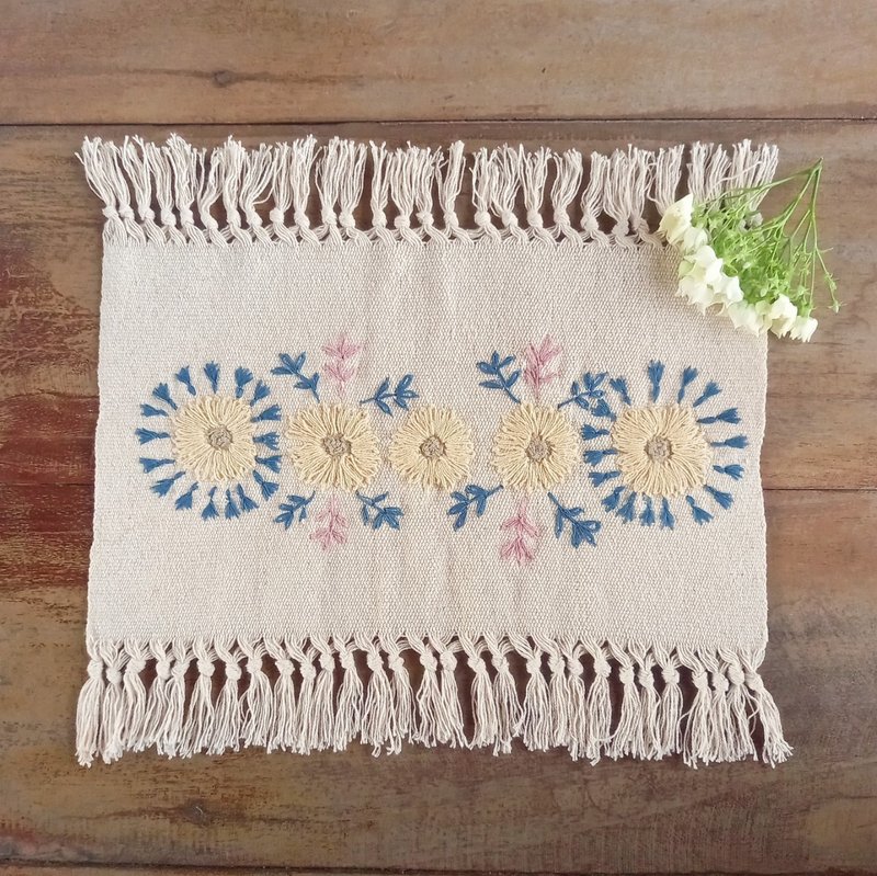 草木染めの手刺繍クロス / 棚飾り / 手織りコットン / 黄色い花、藍とピンクの葉 / 1点もの, one-of-a-kind, 敷物, インテリア飾り - 其他 - 棉．麻 白色