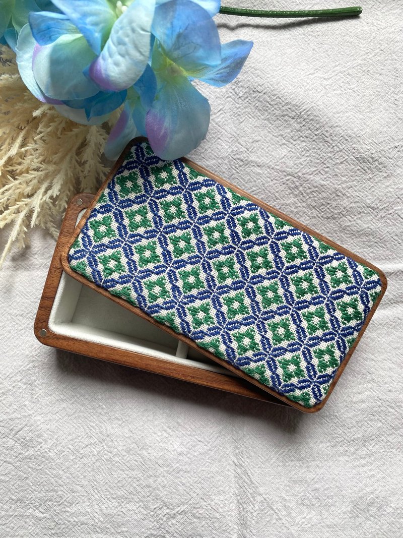 小巾繡木首飾盒 飾品收納盒 刺繡 藍綠花磚 - 居家收納/收納盒/儲物盒 - 繡線 藍色