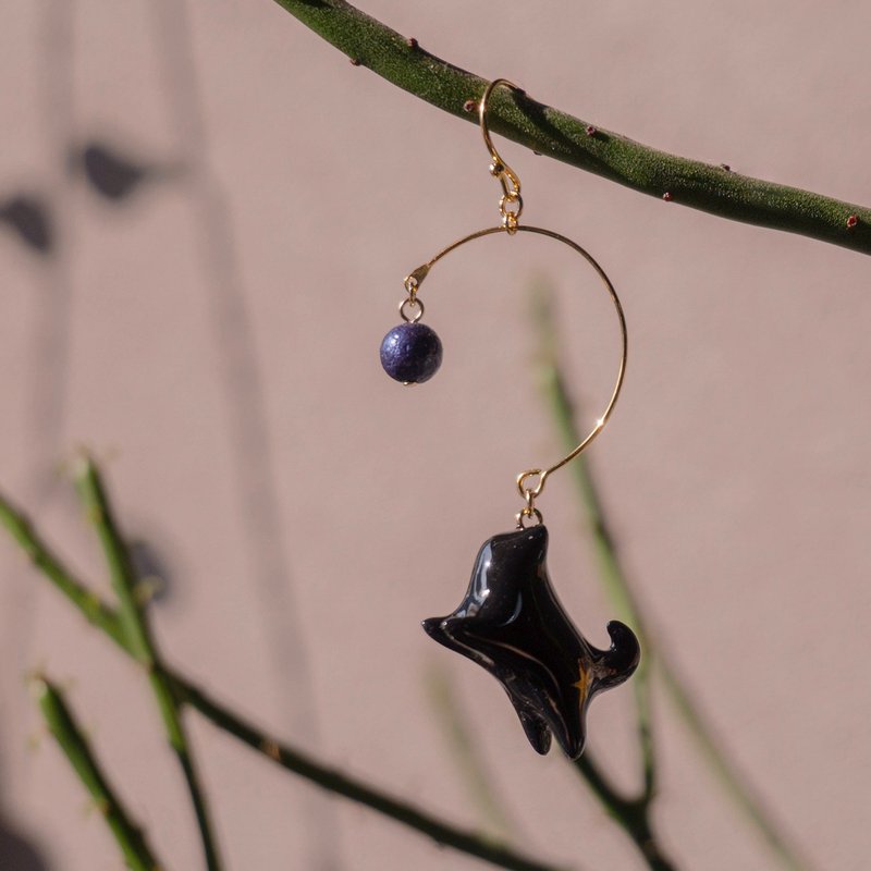 teatime single-wearing ball catching cat black cat limited earrings ear clips - ต่างหู - ดินเหนียว สีดำ