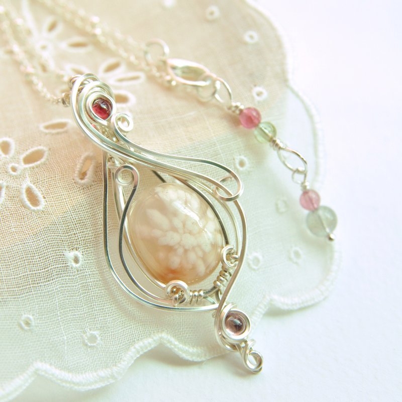 【Flying in Spring】-Metal Thread Weaving-Sakura Agate Necklace - Necklaces - Other Metals Pink